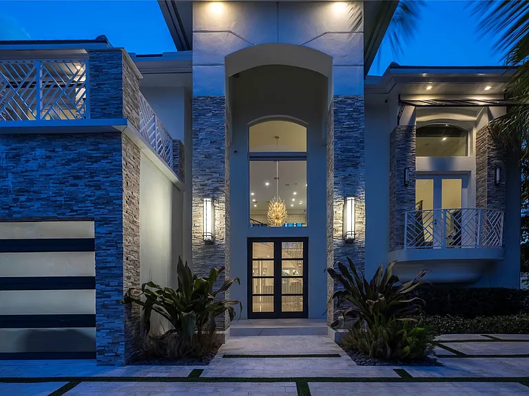 2307 N Riverside Dr — Photo 10