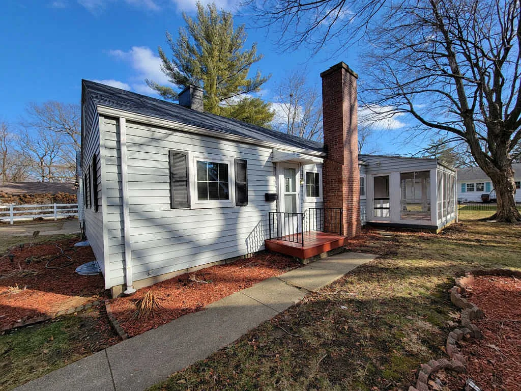 525 Bradley Ct photo 1