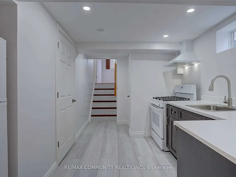435 Maplewood Dr — Photo 17