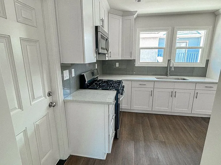 32 N Marengo Ave — Photo 5