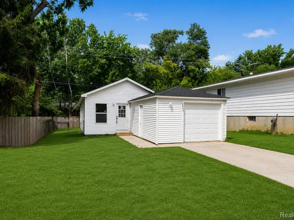 2840 Oldsmobile Ave, Waterford, MI 48328