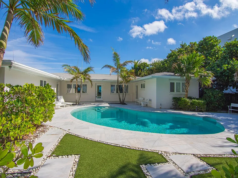 955 Reef Ln