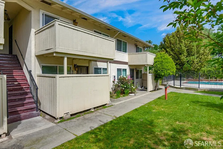 Building Photo - 46728 Crawford St #17