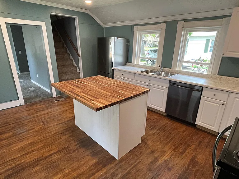 212 W Maple St — Photo 9