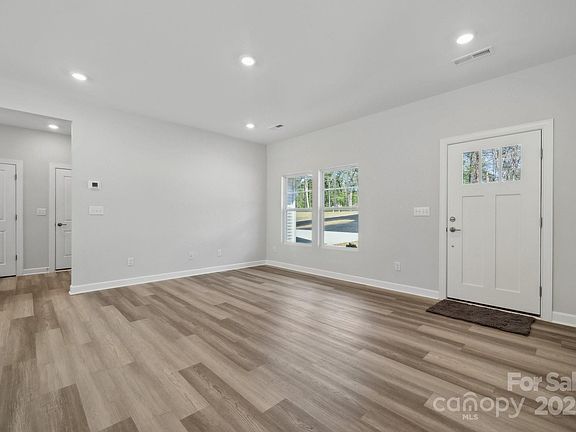 5th image of 902 Westminster Dr