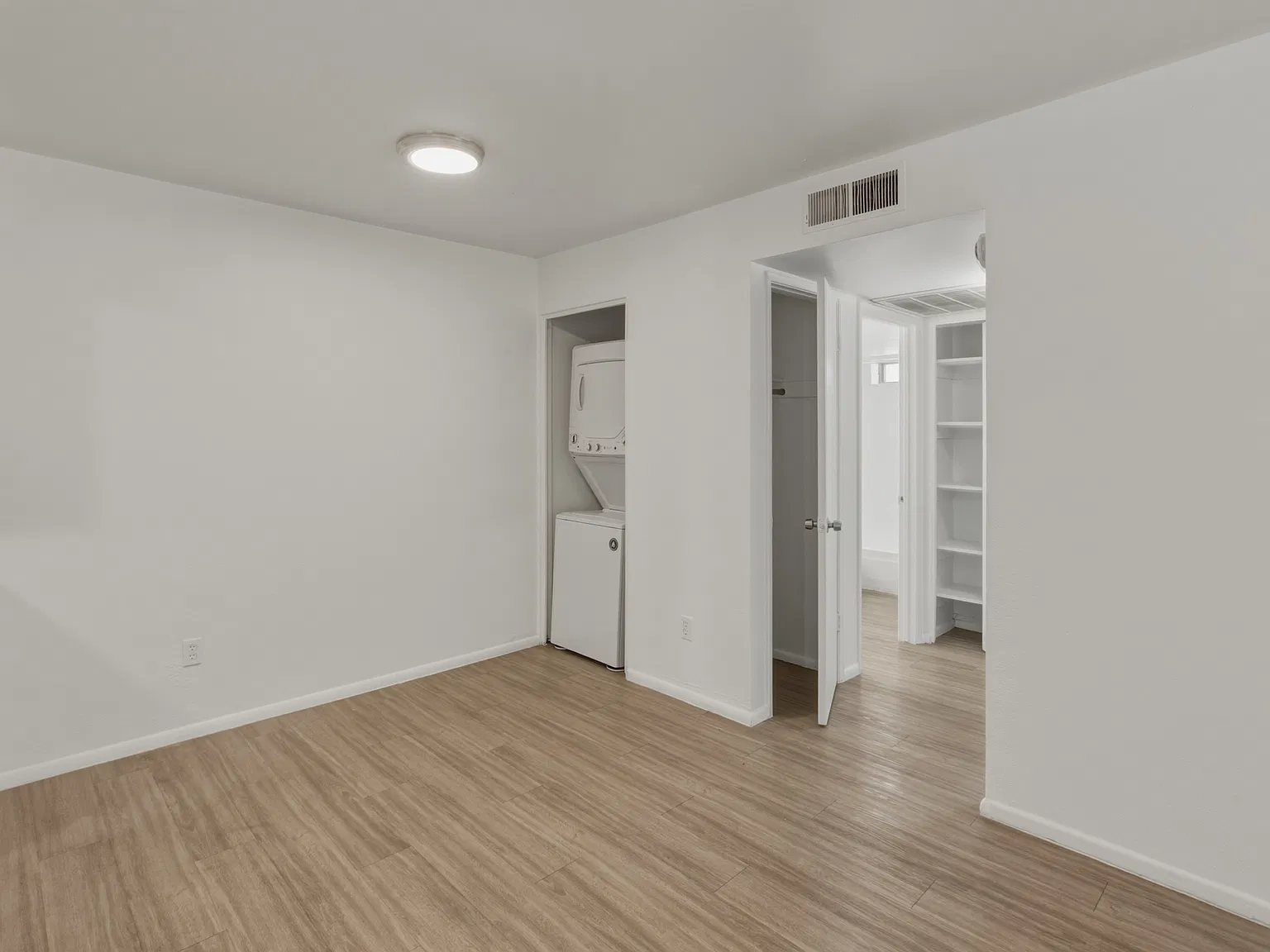 2 Bed, 2 Bath Apartment in North Phoenix Washer/Dryer In-Unit, Walk-In Closet, Two Full Baths — Photo 4