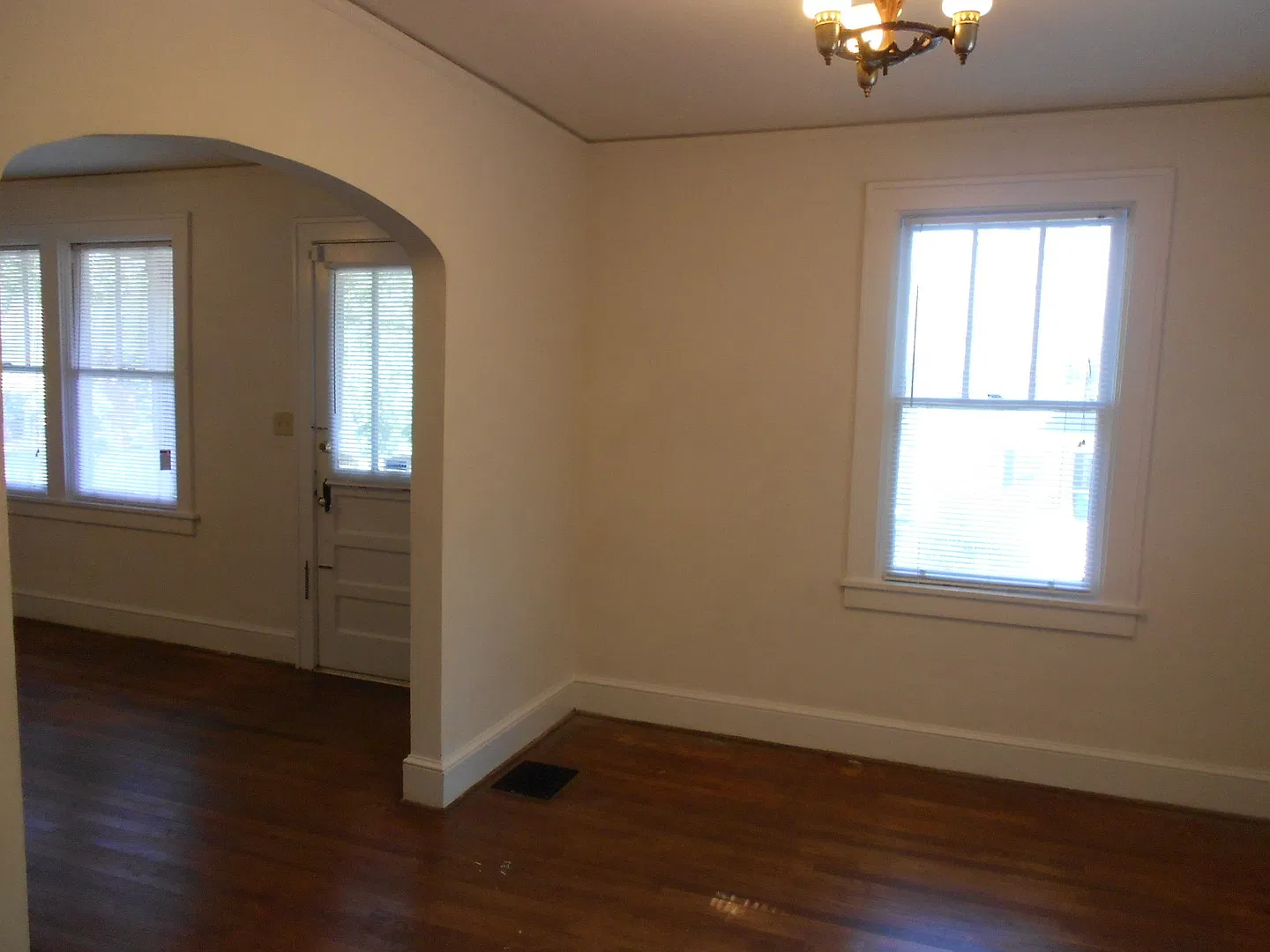 House on Burnett St! Great Location! — Photo 4