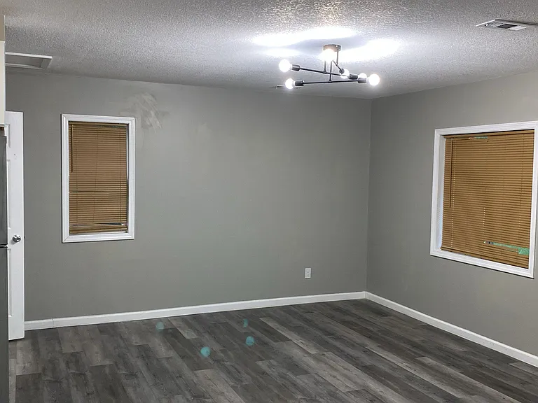 2413 SW Edgewater Ter — Photo 3