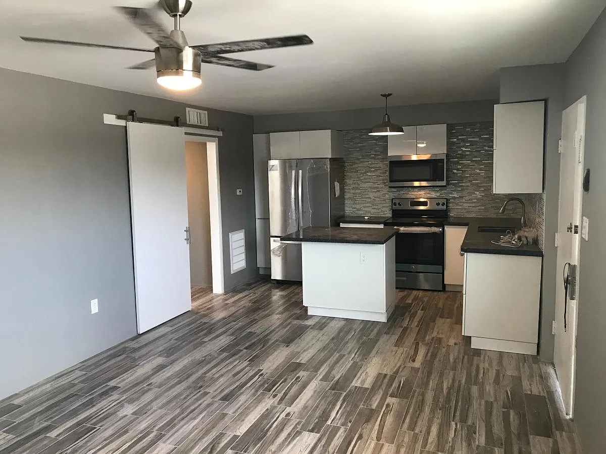 430 S Maryland Parkway — Photo 2