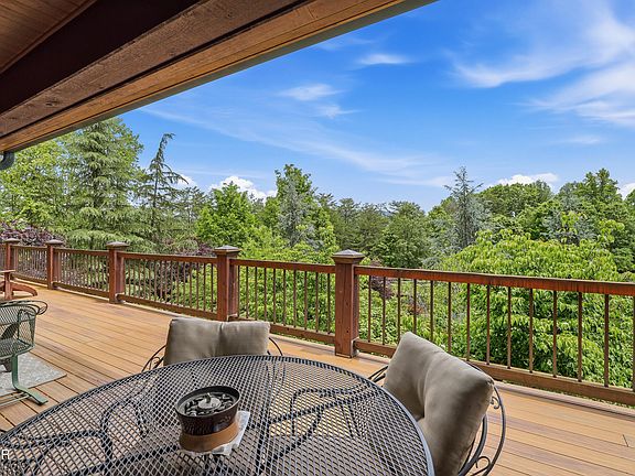 17th image of 1319 Licklog Hollow Rd