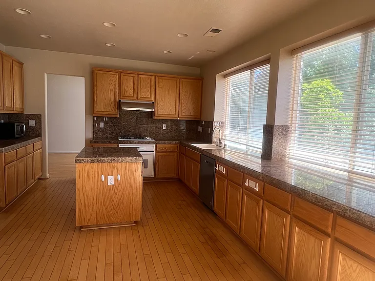 901 Hillock Ct — Photo 14