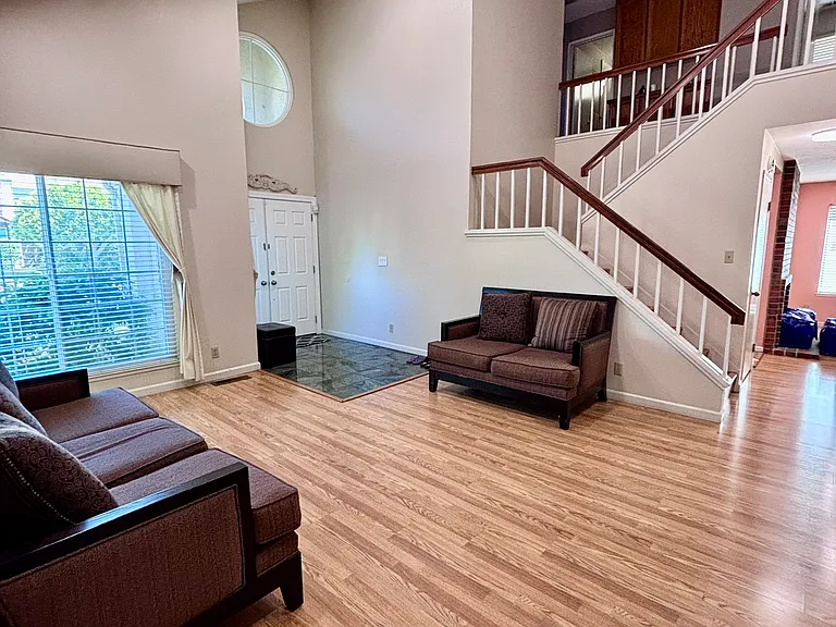 1084 Sunrise Dr — Photo 12