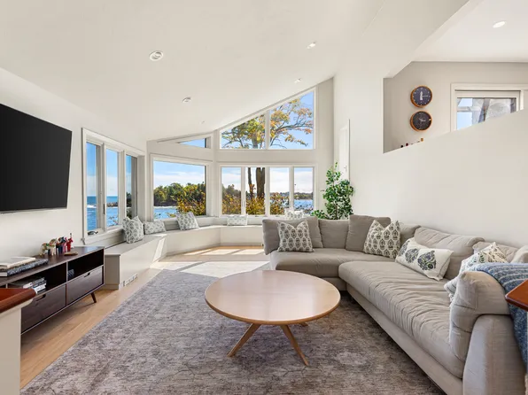 10 Crowninshield Rd, Marblehead, MA 01945