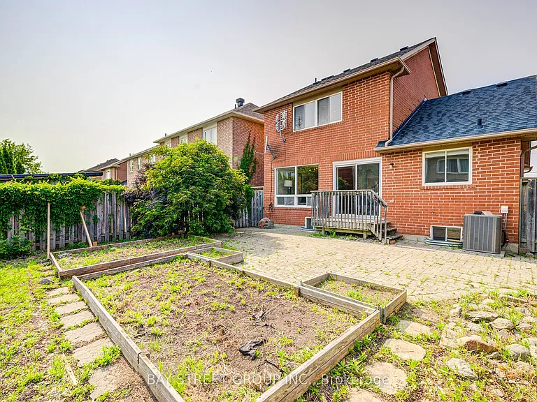 43 Tower Bridge Cres — Photo 27