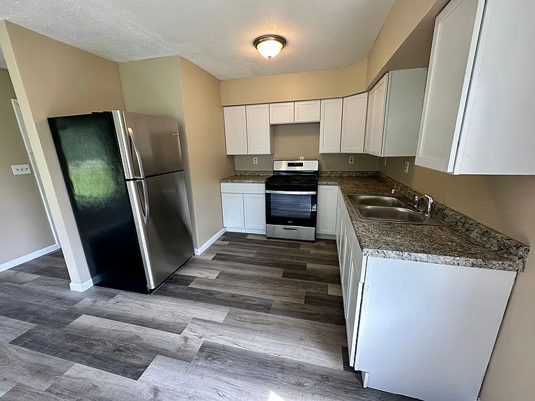 1124 W Market St — Photo 3