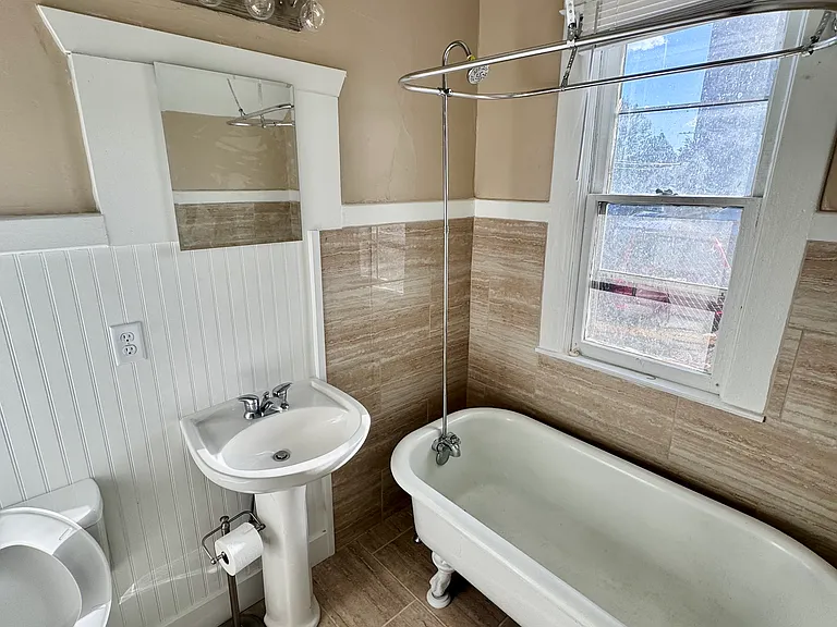 204 W 15th St — Photo 9