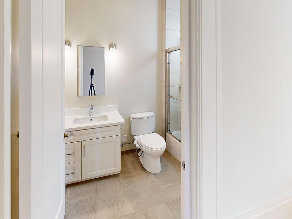 Bathroom with a toilet, sink and bathtub