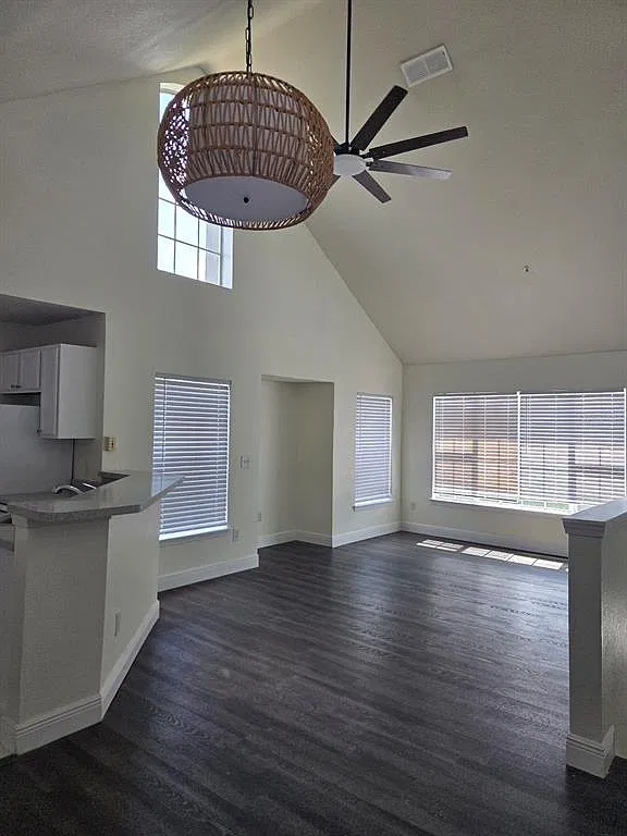 3 bed, 2.0 bath, 1202 sqft, $2,100 — Photo 3