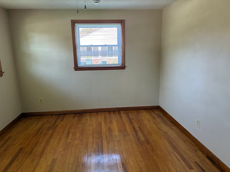 211 Lincoln Dr — Photo 3