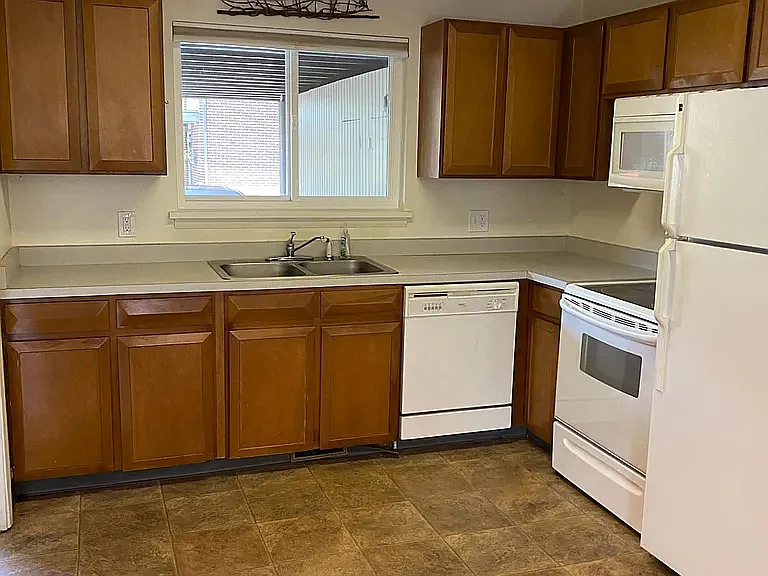 1405 Bradley Dr — Photo 3
