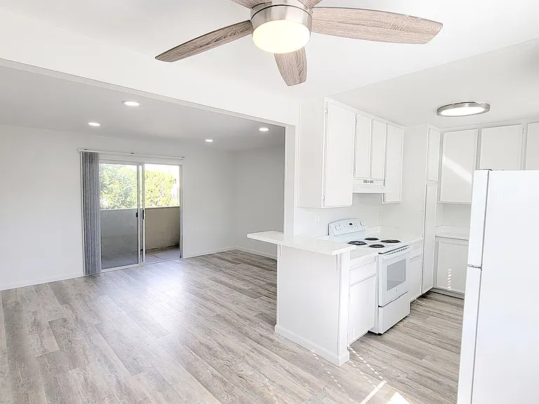 1018 E Lexington Ave — Photo 7