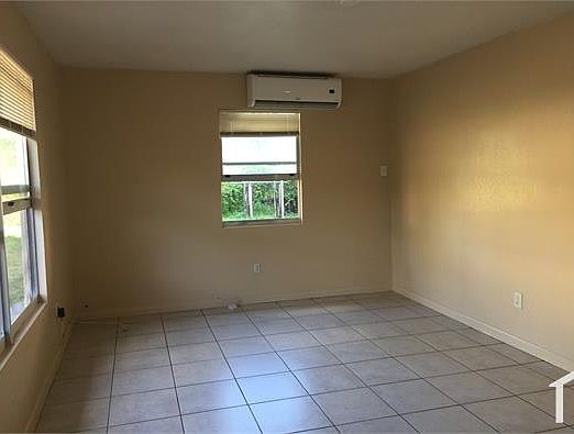 4th image of 2424 NW 21st St #3