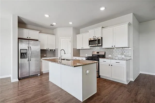 824 Lakeshore Village Dr — Photo 4