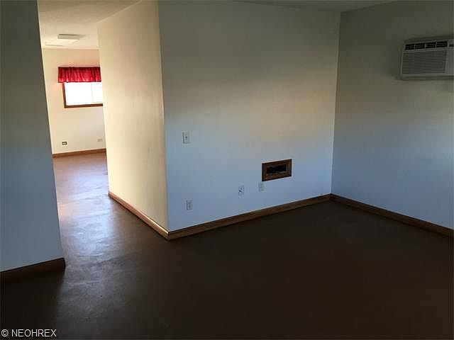2nd image of 139 N Tuscarawas Ave