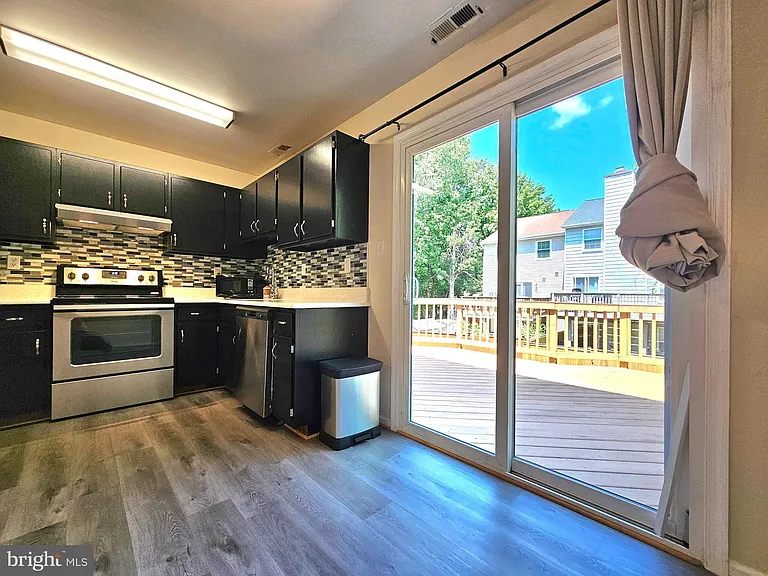 8561 Southlawn Ct — Photo 9