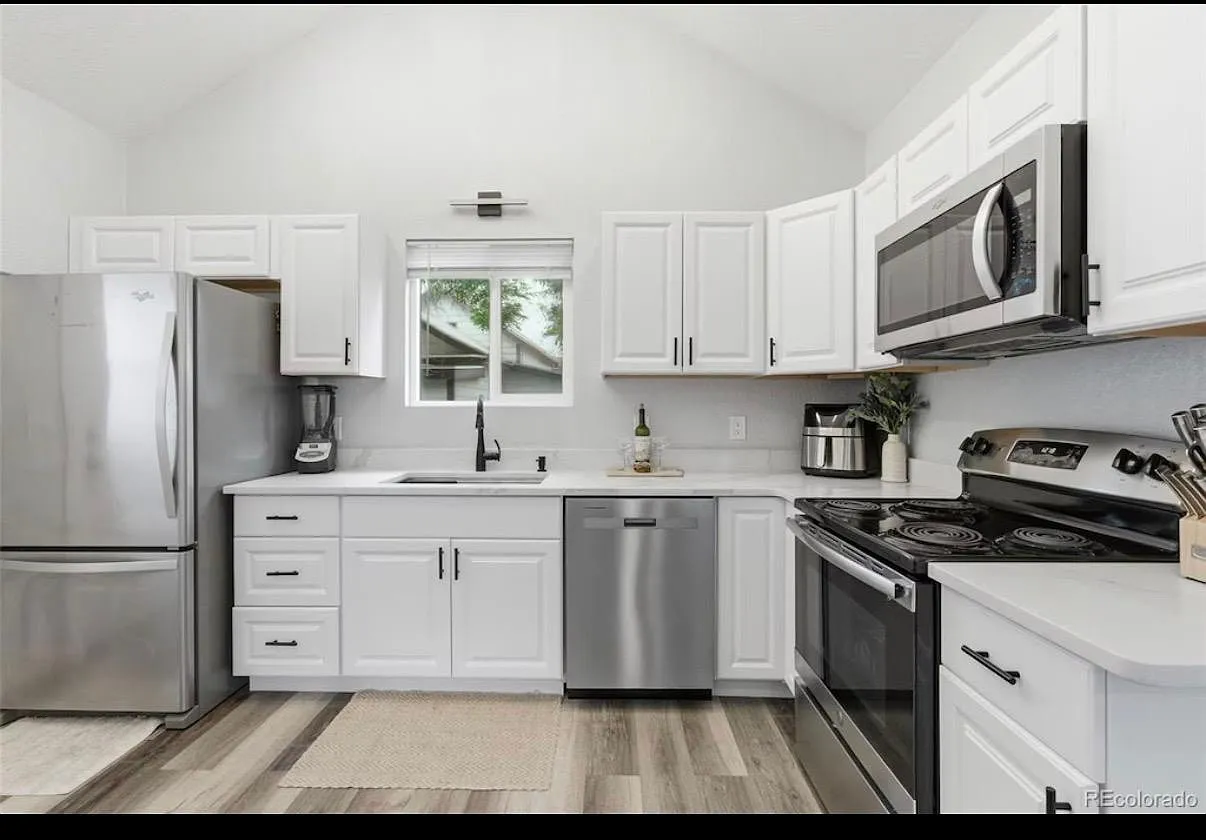 2 bed, 2.5 bath, 1592 sqft, $2,200 — Photo 3