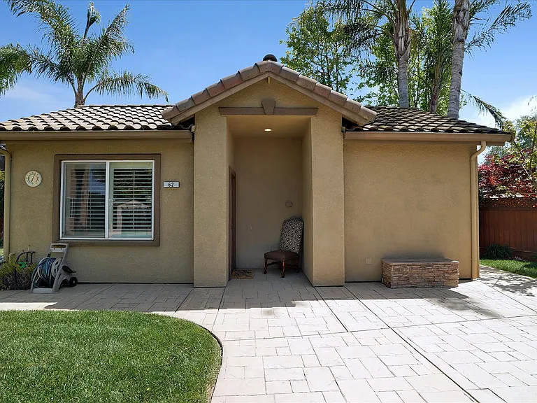 62 Ervin Ct — Photo 2
