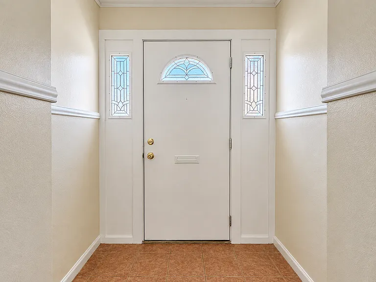 mud room leading to front of home