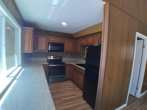Kitchen - refrigerator included