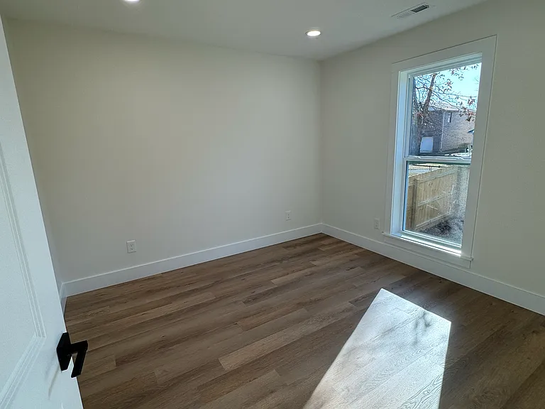 2204 Chester St — Photo 9