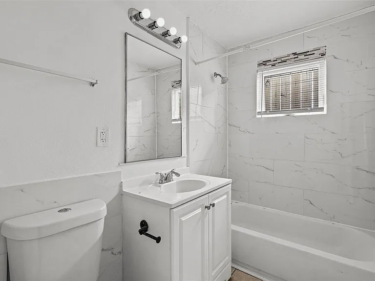 918 Winnie St #103 — Photo 6