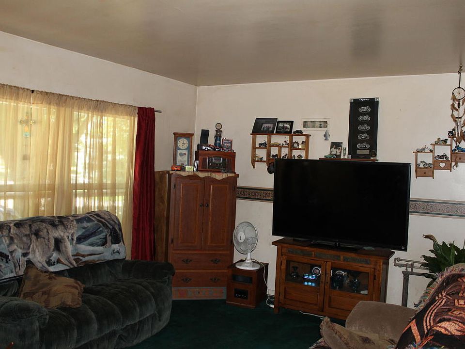 2nd image of 613 W 10th St