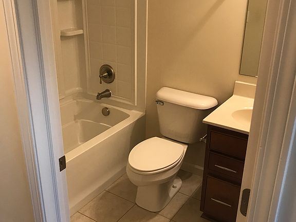 1st Floor Full Bathroom 