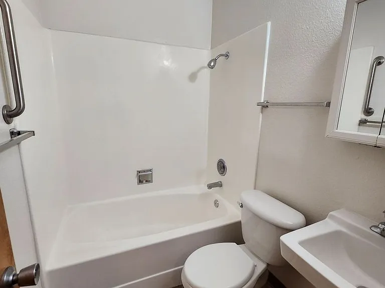 1562 NW 1st St #2 — Photo 13