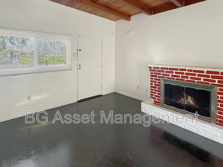 1526 Visalia Ave — Photo 1
