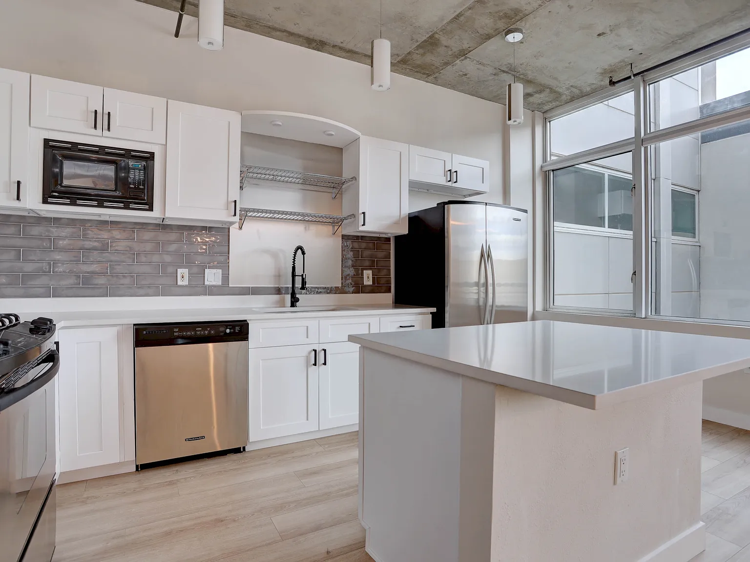 1 bed, 989 sqft, $2,350 — Photo 2