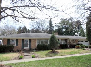 951 Roslyn Rd, Glen Ellyn, IL 60137