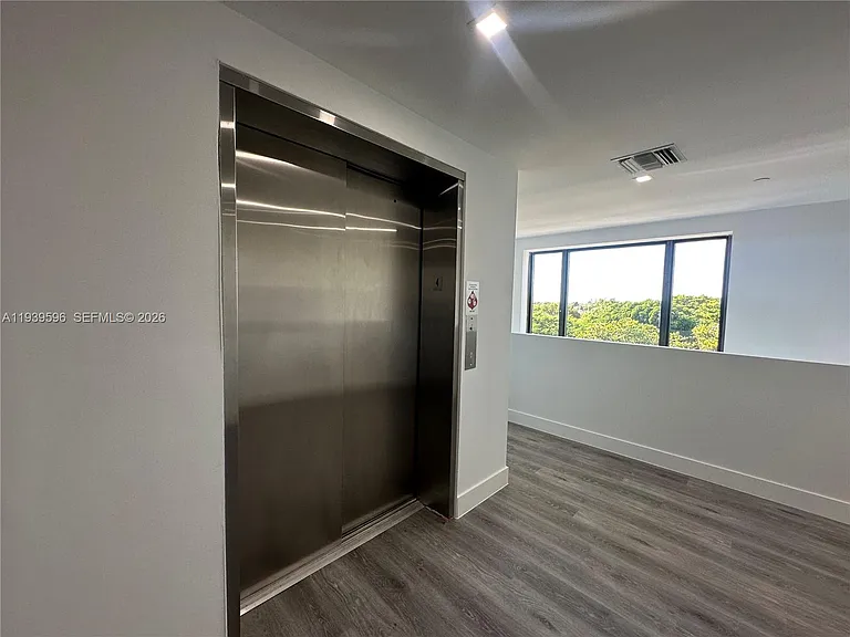 20 NE 19th Ave #Penthouse 08 — Photo 9