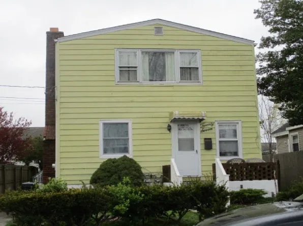 27 Piave Ter, Lindenhurst, NY 11757