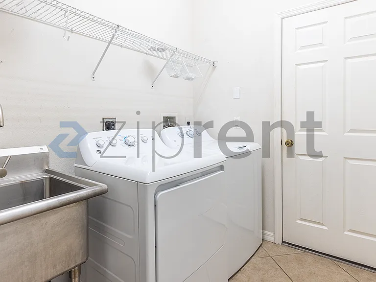 1933 Varick Way — Photo 16