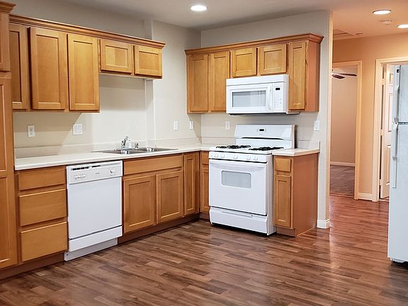 4th image of 448 Hunter Dr Unit 2