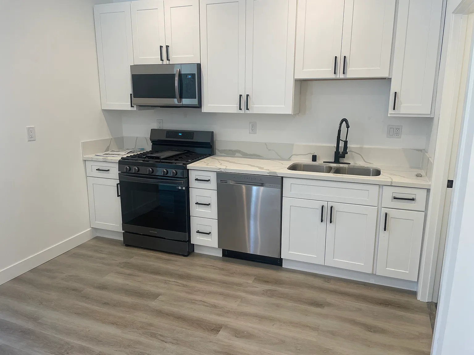 3 bed, 1300 sqft, $3,500 — Photo 2