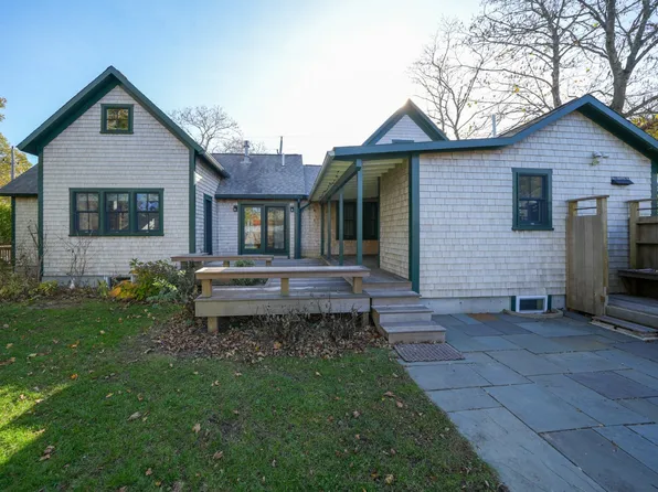 31 Winthrop Ave, Oak Bluffs, MA 02557