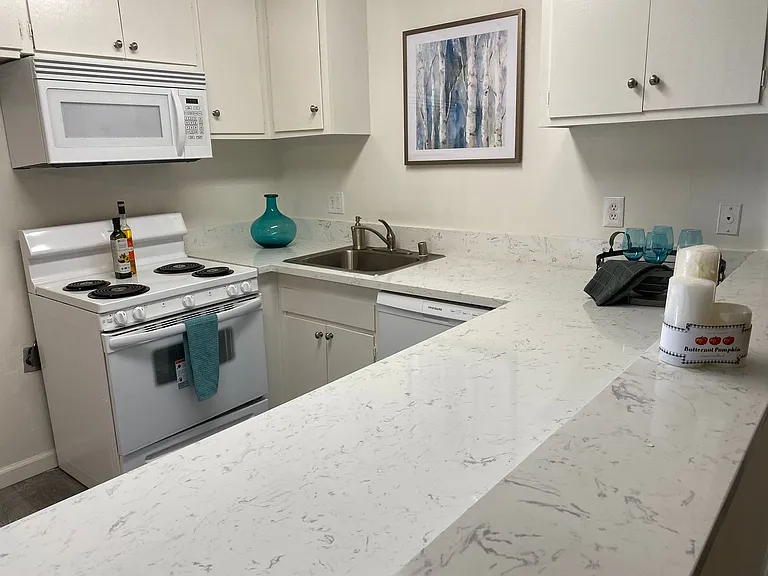 Lindley Apartments — Photo 14