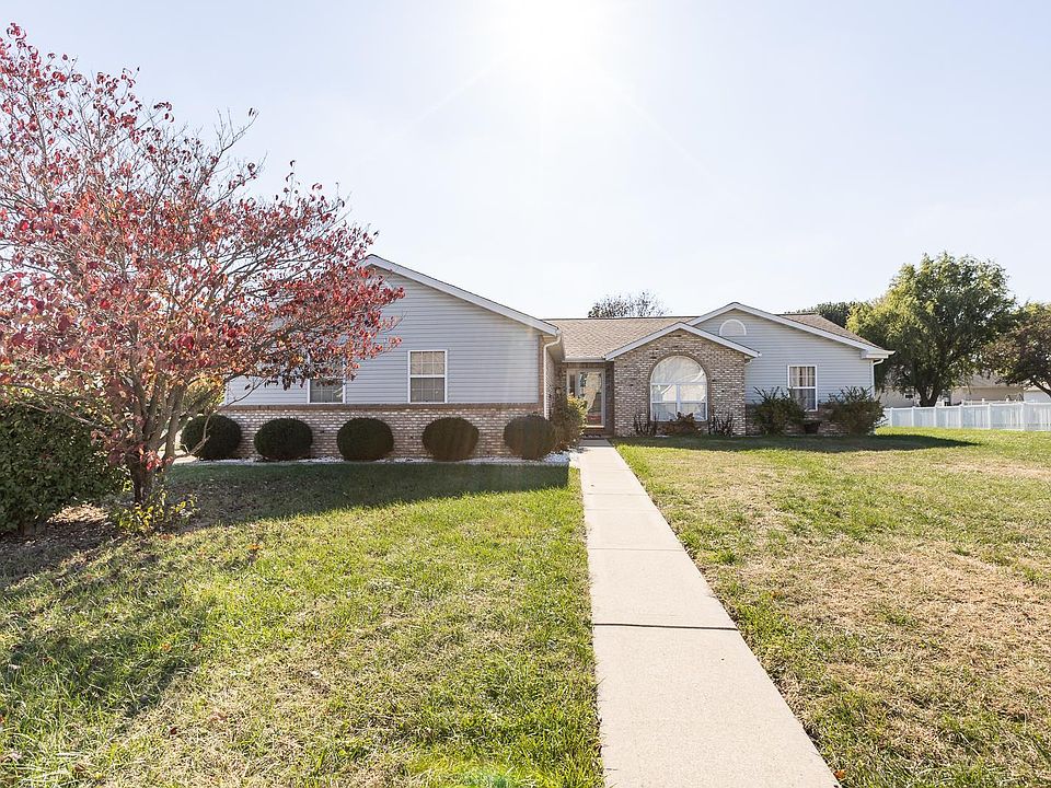 1st image of 5 Joan Dr