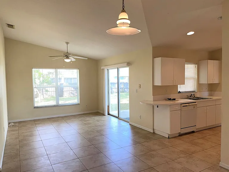 419 SW Meadow Ter — Photo 8